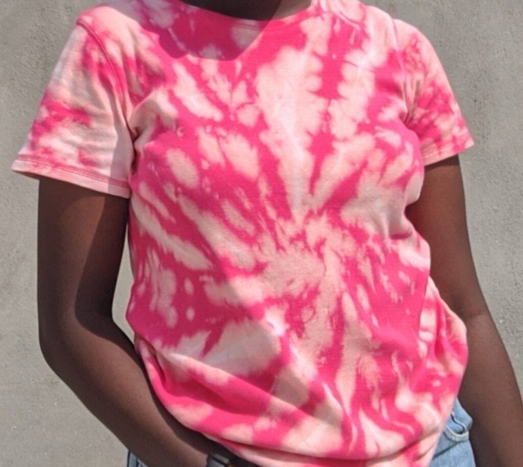 The final result of the reverse tie-dye of a plain shirt