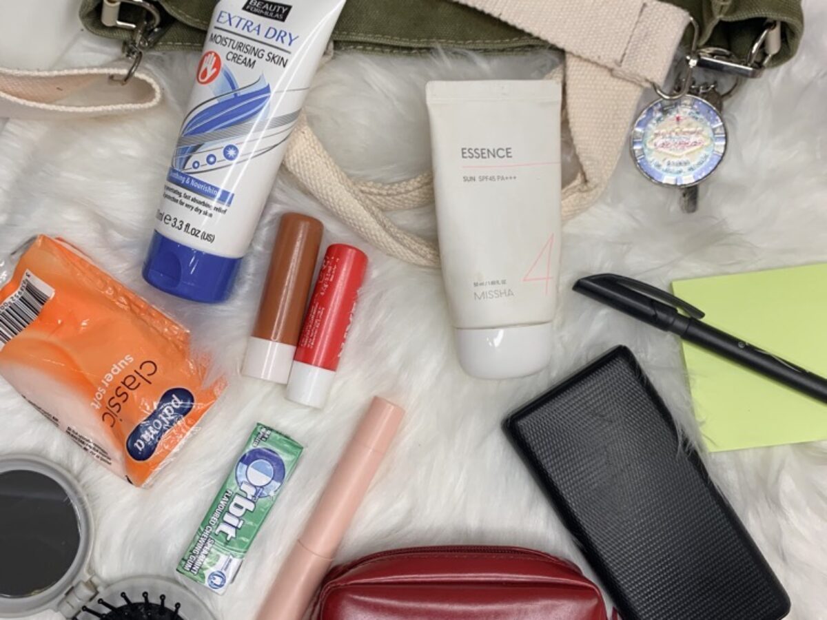 What's in my Bag + Daily Essentials